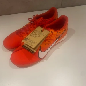 Nike Air Zoom Mercurial Vapor Pro - Skorna har aldrig används pga fel storlek, dvs skorna är helt nya! Det är 10/10 skick och är ett par röda grusskor. 