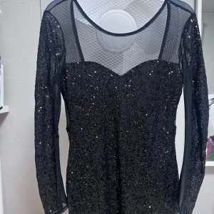 Festlig klänning - Utmärkt skick strl 40 men passar mig som är 38