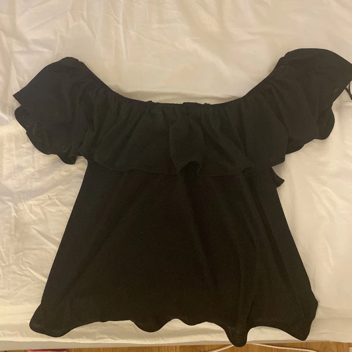 Svart offsholder tröja med volang  - 90