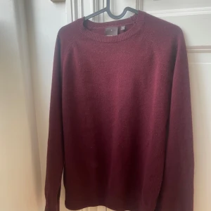 Röd Oscar Jacobson ylletröja  - OJ vinröd tröja. 1200kr nypris och i stort sett oanvänd. Säljer nu för 800kr då den är i helt nyskick. Kan förhandla pris👌