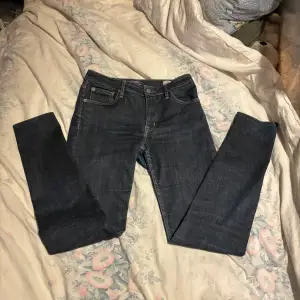 (Några ljusare ”fläckar” på jeansen men varit där sen jag köpt dom, se bild 2) Säljer ett par jätte fina mörkblåa crocker jeans i braskick