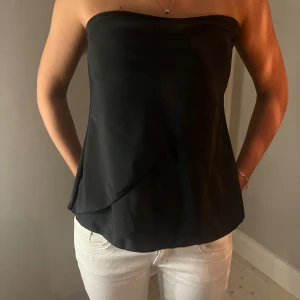 Svart topp - Supersnygg svart tubtobb, oanvänd av mig💗 