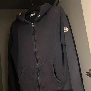 Moncler kofta - 7/10 i skick då den saknar snören och är lite solbränd därav priset. Vid snabb affär kan priset diskuteras🙌🏽 