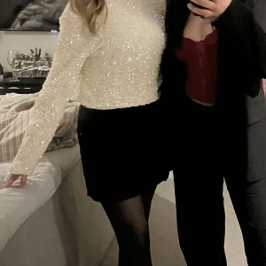 Mini kjol - Säljer denna svarta kjol från Nelly! Skriv för fler bilder🩷