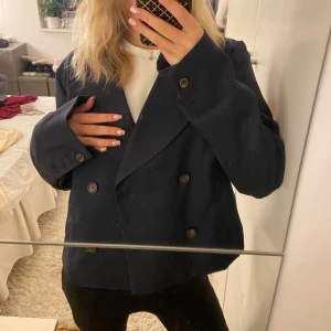 Blå höst kappa 🦋 - En mörkblå höst kappa, från Zero in on.  Storlek S. Knappt använd 🥰🥰❤️😝