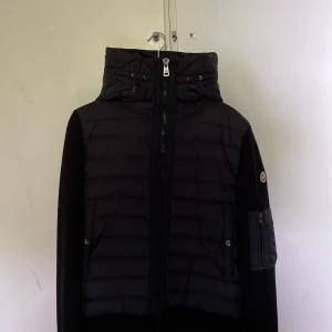 Moncler Cardigan - Väldigt bra skick (9/10), knappt använt. Perfekt nu till hösten. Priset går absolut att diskutera, bara att höra av er om ni har några frågor.