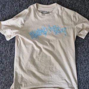 Travis scott merch astroworld - Fet merch av travis scott Skick är helt okej men inget märkvärdigt fel 