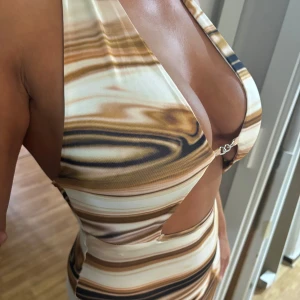 Lång marmor mönstrad klänning  - En jääätte snygg marmor mönstrad klänning med flera detaljer! Har öppen rygg och är utan ärmar!🧸👏🏽Klänningen är i storlek xs men passar s också🤩