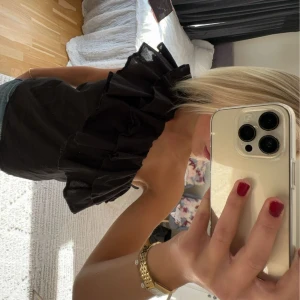 Svart topp - Säljer denna jättesöta blusen!! Den gör att ha på två olika sätt som ni ser på bilderna💞💞 blusen är i jättefint skick! Har även blusen i vit💞