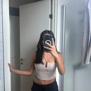 Topp med öppen rygg - Fin topp med en öppen rygg. Jag tror att denna är virkad. Använd en gång och har inga skavanker 