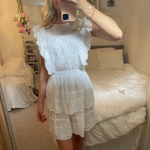 Vit volangklänning  - Den perfekt studentklänningen! 🤍