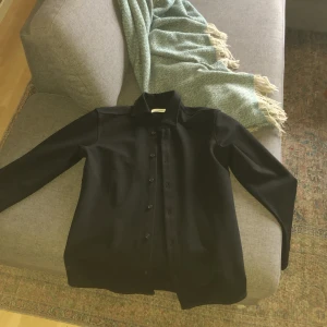 Kappa/ Overshirt från Reservd  - Köpte denna på en mall i croatien i somras för 600 kr men nu när jag har haft den lite då och då när det har varit kalt så gillar jag inte den längre.  