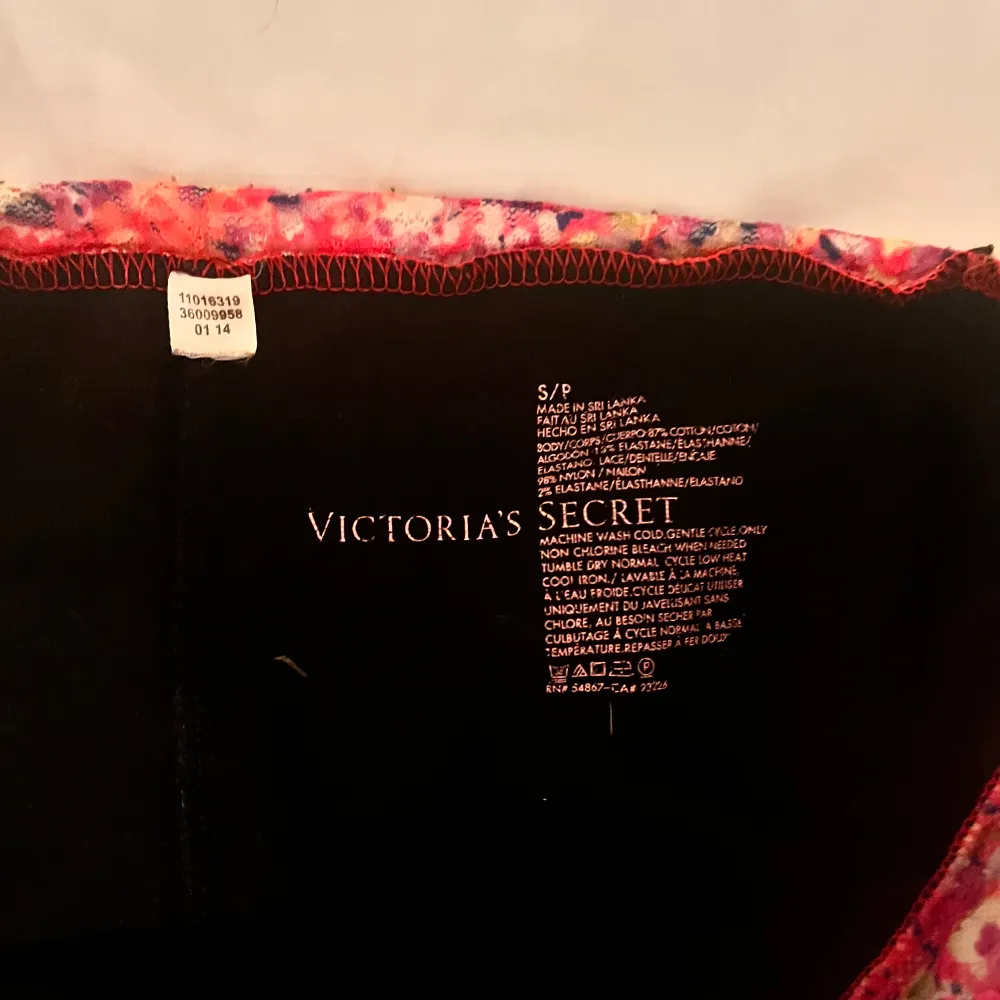 Victoria’s Secret yoga pants i super bra skick 🩷 kanten är i något sorts spetstyg med blommor på 🩷storlek xs-s 🩷 skriv om några frågor 🩷. Jeans & Byxor.