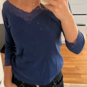V-ringad tröja  - Mörkblå v-ringad tröja med spets i storlek m (obs smutsig spegel)💕