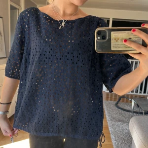 Mönstrad t shirt - Jätte cool!! Har knutna band längst ner vid sidan så man kan reglera hur den ska sitta. Genomskinlig! 🌟🩵 sitter lite oversize på mig som brukar bära xs/s, alltså passar den väldigt najs! 