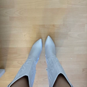 Boots - Super fin och sköna boots som jag vill bli av med då dom inte kommer till användning. Buda kan man även gö💕💋