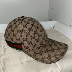 Gucci keps  - Gucci keps orginal använd några gånger men är som ny inga fel på den. Storlek Medium 