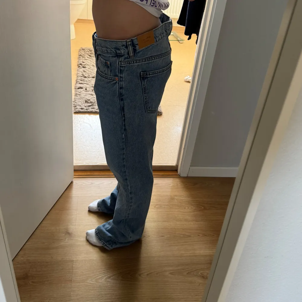 Jeans från ginatricot storlek 42. Använda nån enstaka gång, sitter väldigt oversize på mig som e 36 i byxor vanligtvis. . Jeans & Byxor.