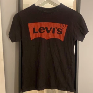 Levi’s t-shirt - Trycket är lite skrövligt men inget som ramlat av, annars fint skick 🤗
