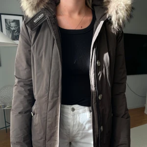 Woolrich jacka  - Säljer min fina bruna Woolrich jacka. Storlek S