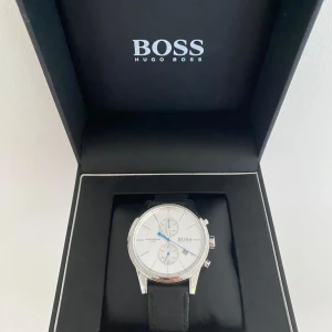 Hugo boss Klocka - Säljer denna Hugo boss jet klocka. Ungefär 2 år gammal, inte använt någonting utan bara legat och skräpat. Nypris 3999, inga skador eller andra fel. 