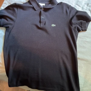 Lacoste piké  - Fin Lacoste piké i storlek 164. Är köpt på Zalando och har it används mycket alls.