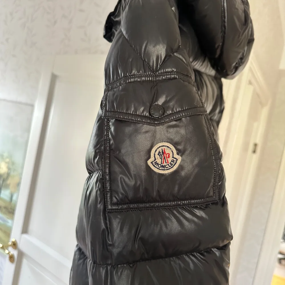 Säljer en moncler maya i fint och välvårdat skick. Storlek 2. Jackor.