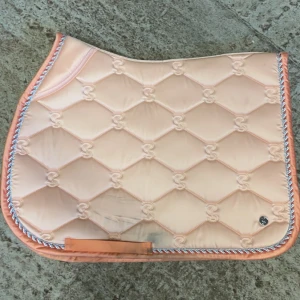 Ps Of Sweden schabrak - Säljer Ps Of Sweden hoppschabrak i en färg som jag inte tror finns kvar då jag inte hittar de på hemsidan. Använt ca 3 gånger (ej tvättat). Säljer då det inte används, storlek Full ❤️ hör av dig vid seriöst intresse