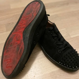 Christian Louboutin  - Ett par fina svarta loubs med taggar, det saknas 2 st taggar. Säljer för jag vill inte ha de längre