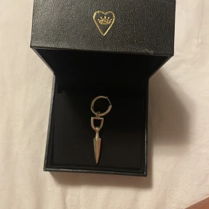 Maria Nilsdotter örhänge - Super super snyggt örhänge fårn Maria Nilsdotter!!❤️❤️ bra kvalitet och använd fåtal gånger 