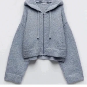 Zara zip hoodie - Stickad zip hoodie från zara som är jätte bekväm men tyvärr inte kommer till andvändning. I storlek xs-s man kan buda. Jätte bra skick