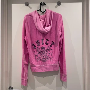 Juicy couture jacka - vintage juicy couture zip up jacka i storlek L, vill också passa en M 