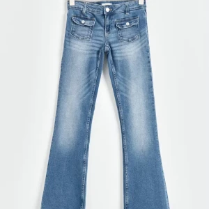 Bootcut jeans  - Superfina Bootcut jeans, dom är lowwaist och är använda max 4 gånger💕💕 De har spräckt som man kan se på 3:dje bilden men det är sytt och ingen som är jättesynligt men därför går jag ner i pris också!💘 Dem är helt slutsålda!