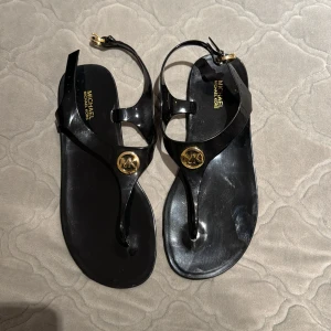 Michael Kors Sandaler  - Super fräscha Michel kors sandaler i storlek 38 säljs för 400kr