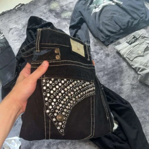 Robin jeans - Lite små defekter som att färgen har släppt men de är bara att färga igen, är 38 i midjan men sitter som 36