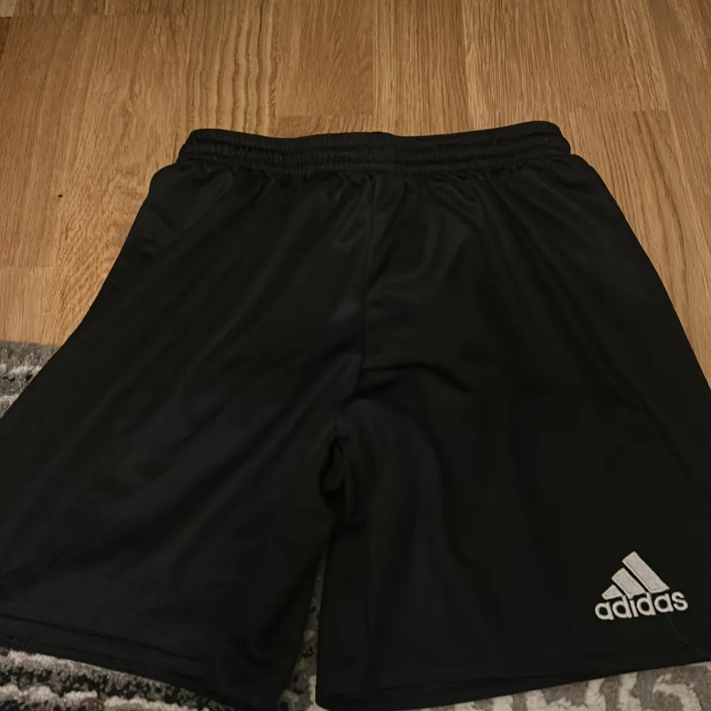 Helt ny och i bästa kondition men är tyvär för liten för mig. Shorts.