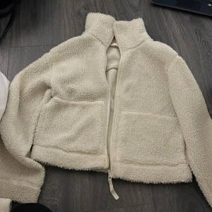 Lurvig kofta  - Kort lurvig vit kofta 