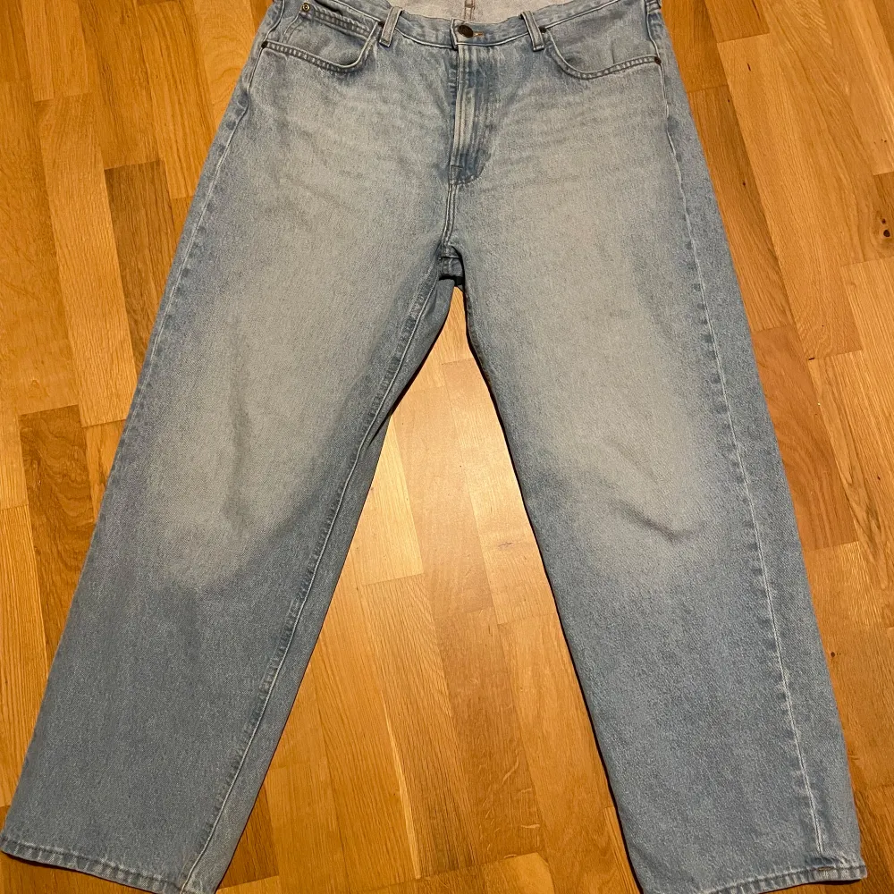 Säljer mina Lee jeans för att dom inte passar mig längre. Dom är ganska baggy och är storlek 32 i benen. Skriv om du vill ha fler bilder. Pris kan diskuteras.. Jeans & Byxor.