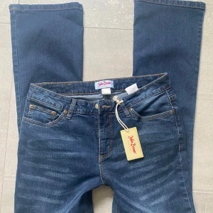 Vintage nya lågmidjade/ Midwaist bootcut jeans med fickor - Innerben:86cm. midja: 38 cm. Säljer dessa helt nya John bauer jeansen med prislapp. Skulle uppskatta att dom passar någon på längden som är mellan 165-175 cm🙏 strl 8 (S). Så snygga men för små på mig så inga bilder med dom på! Tryck gärna på köp nu🩷