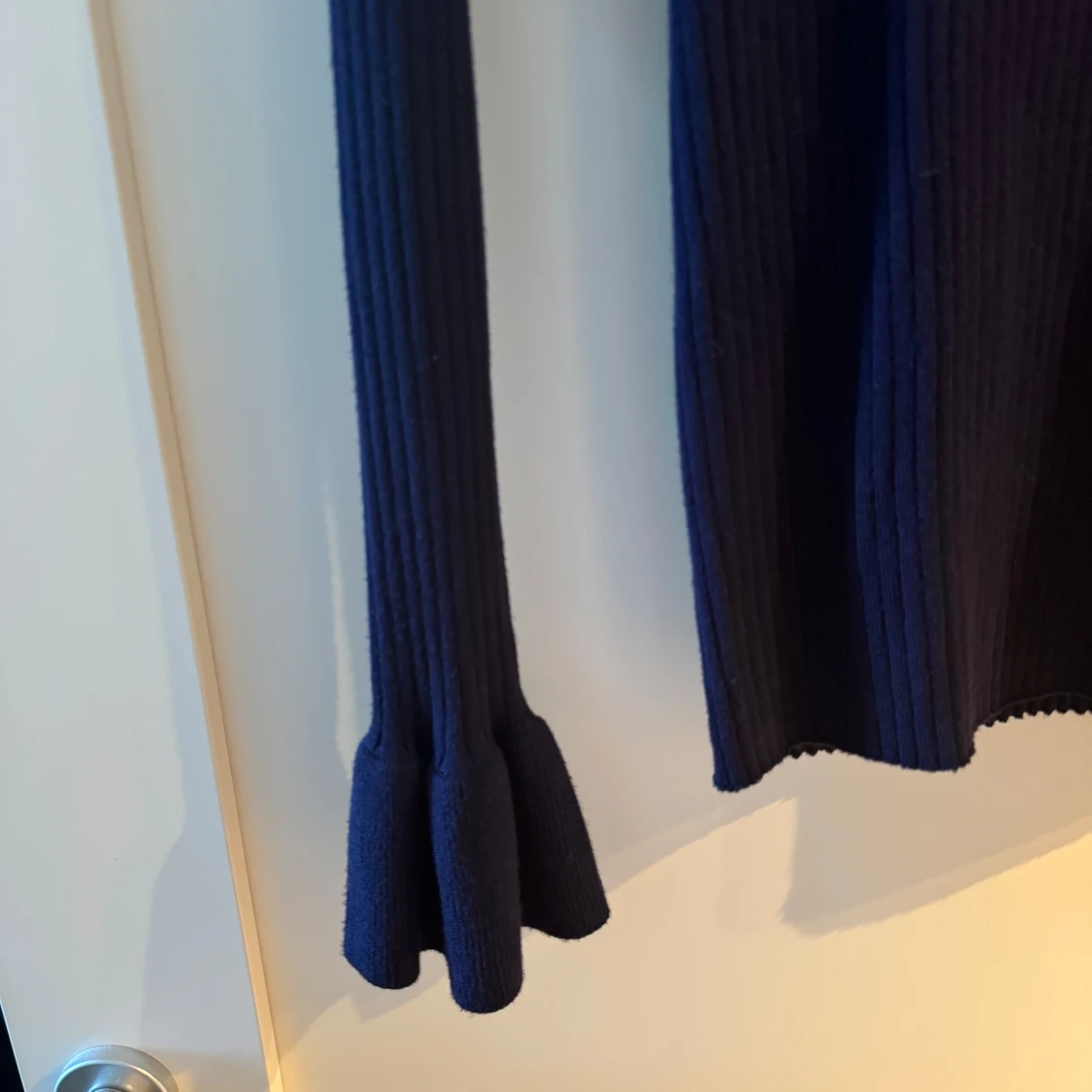 Mörkblå ribbad tröja från Lindex - 3