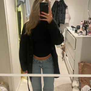 Svart kappa från gina tricot - Svart kappa från gina i storlek 38💕 man får med band så man kan knyta runt den💞