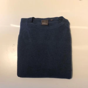 Oscar Jacobson tröja  - Stickad kashmir tröja från Oscar Jacobson, knappt använd då den inte passade, köpt för 1200kr, vid frågor så är det bara att höra av sig🤩