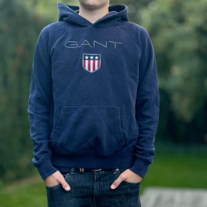 Gant hoodie - En skön mörkblå gant hoodie, lite slitet vi ärmarna(kolla bilden) men det märks knappast. Skriv privat för intresse om fler bilder. Skick 8,5/10