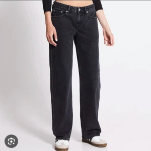 Jeans - Lager 157 - Jeans i modellen "low rider" från lager 157. Storlek XS, passar på mig som är 165 cm. Jag säljer då jag ibte använder de så mycket. :) Kontakta om ni vill ha fler bilder elle rmer info