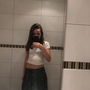 Svart blommig kjor från Ginatricot! - Storlek, 146/152. Bra skick den är som ny💕