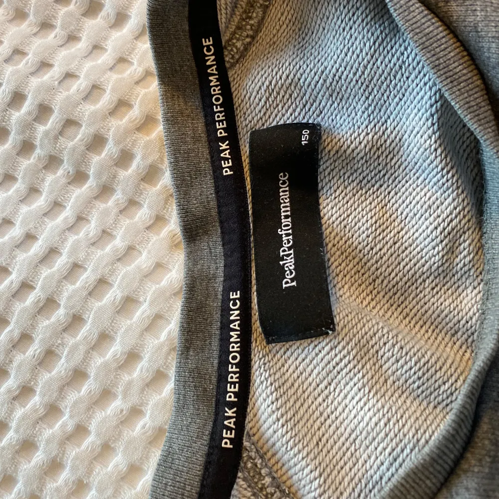 Säljer en snygg grå tröja från Peak Performance. Tröjan är i bra skick och superbekväm att ha på sig. Passar perfekt till jeans eller träningsbyxor! Skriv privat för intresse om fler bilder. Skick 7.5/10. Neuletakit & Villapaidat.