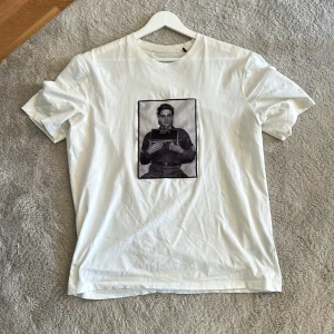 Limitato T-shirt - Storlek S passar M. Köpt för 1899kr Säljer för 500kr. T shirten är som ny, box medföljer.