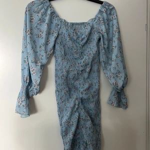 Ljusblå minidress - Ljusblå minidress, formar sig efter kroppen!  Nyskick, nästintill oanvänd!