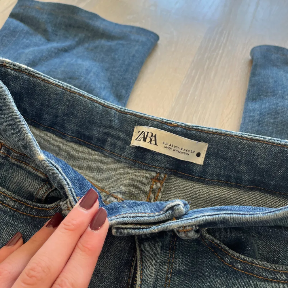 Midwaist jeans från Zara i storlek 32, sytt upp dom lite själv då modellen var jättelång i benen. Jeans & Byxor.