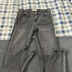 Zara jeans  - Gråa jeans, lite stretchiga, med lite slitage i botten vid benet (enligt modell ) bra skick 
